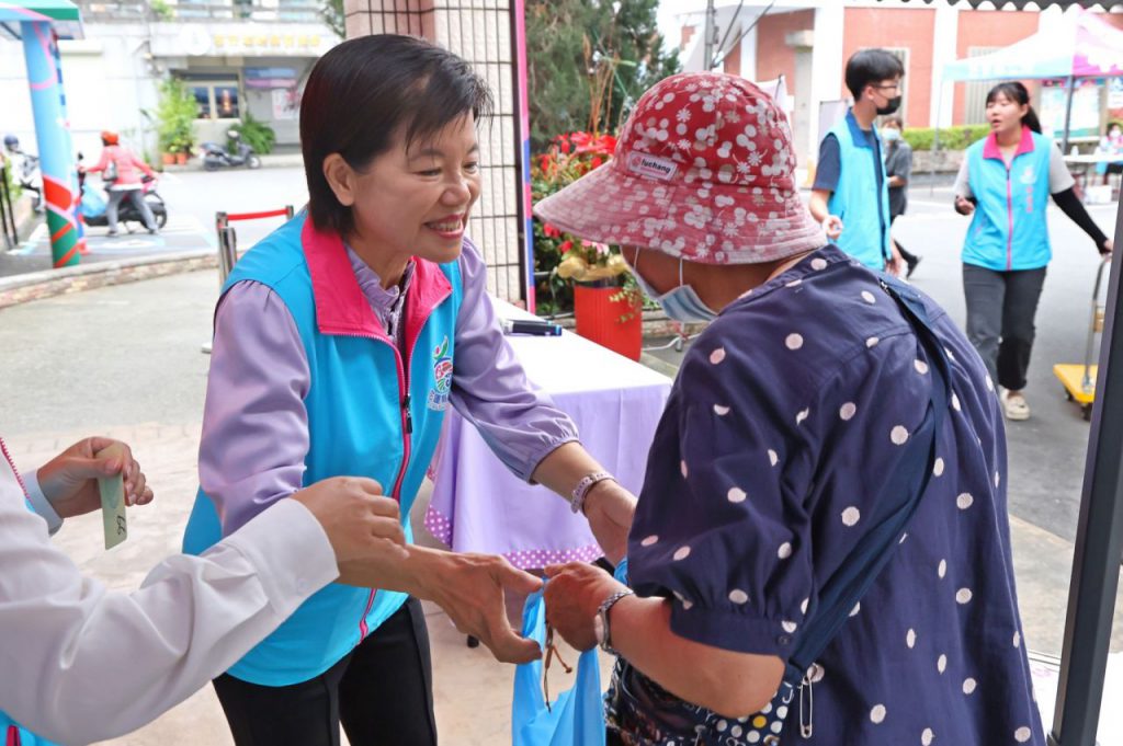 吉安鄉公所發放547戶中低老生活物資  1200斤白米至社區長照據點插图2