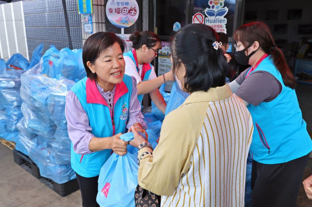 吉安鄉公所發放547戶中低老生活物資  1200斤白米至社區長照據點插图1