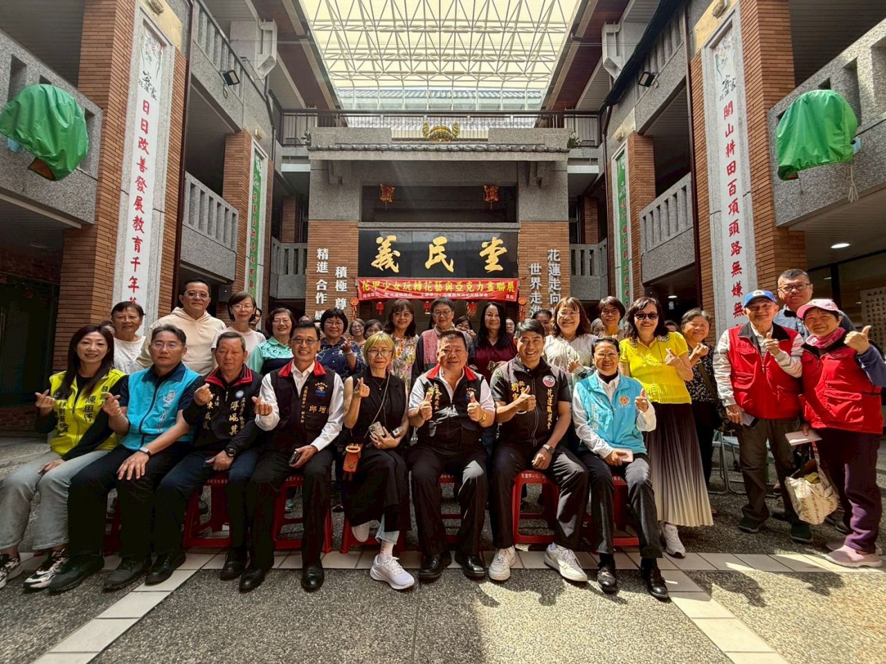 「花甲少女玩轉花藝與亞克力畫聯展」  花與彩的視覺饗宴缩略图