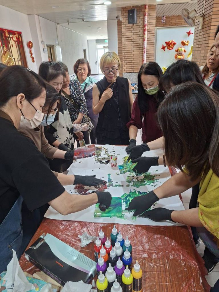「花甲少女玩轉花藝與亞克力畫聯展」  花與彩的視覺饗宴插图1