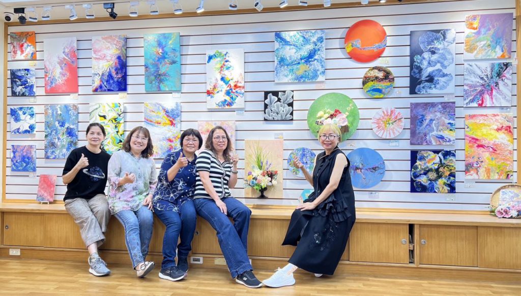 「花甲少女玩轉花藝與亞克力畫聯展」  花與彩的視覺饗宴插图