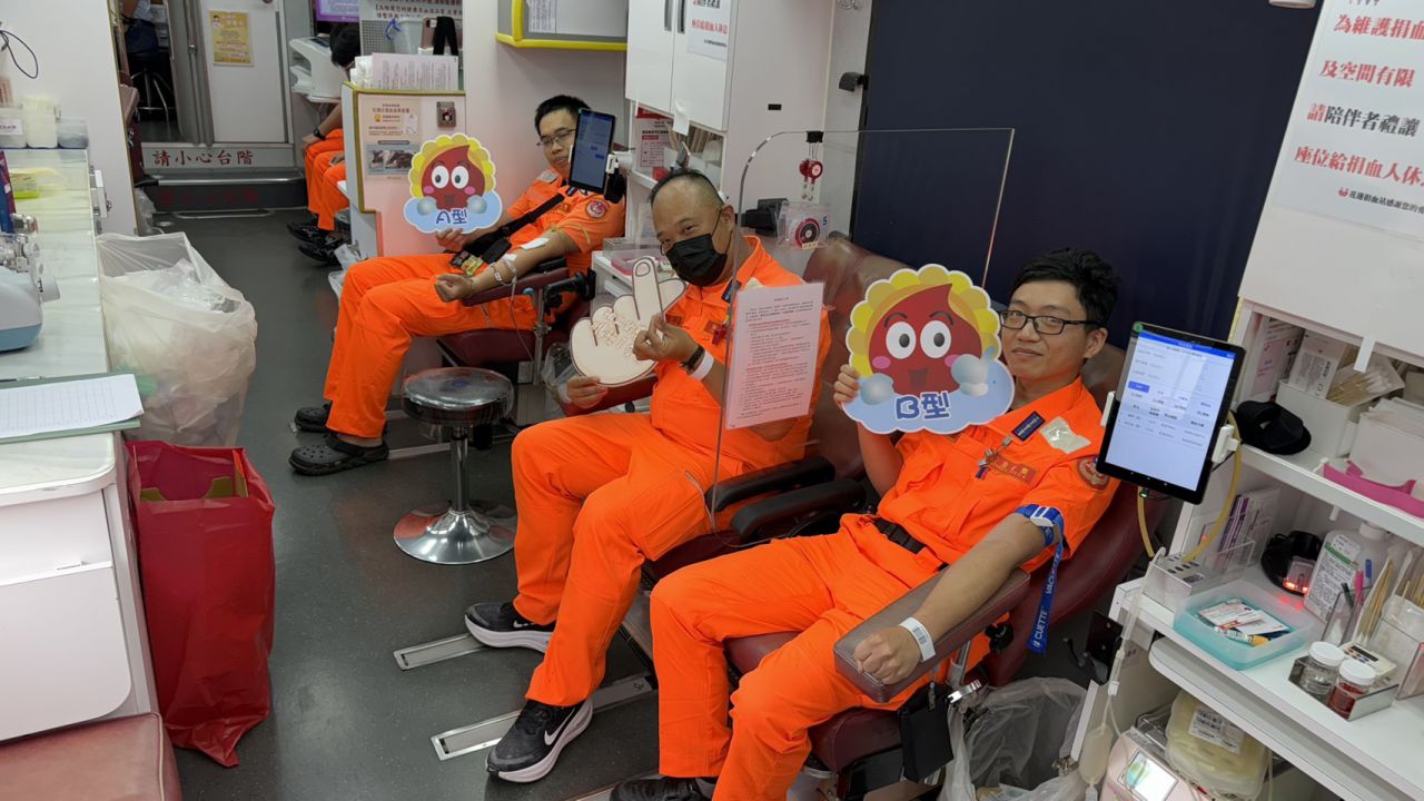 挽袖送暖傳愛不間斷 海巡熱血守護生命希望缩略图