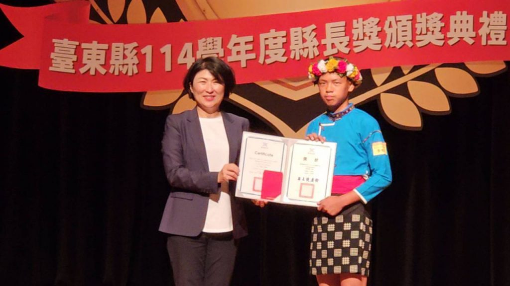 214位國中小畢業生獲縣長獎    饒慶鈴勉學子勇敢追夢插图1