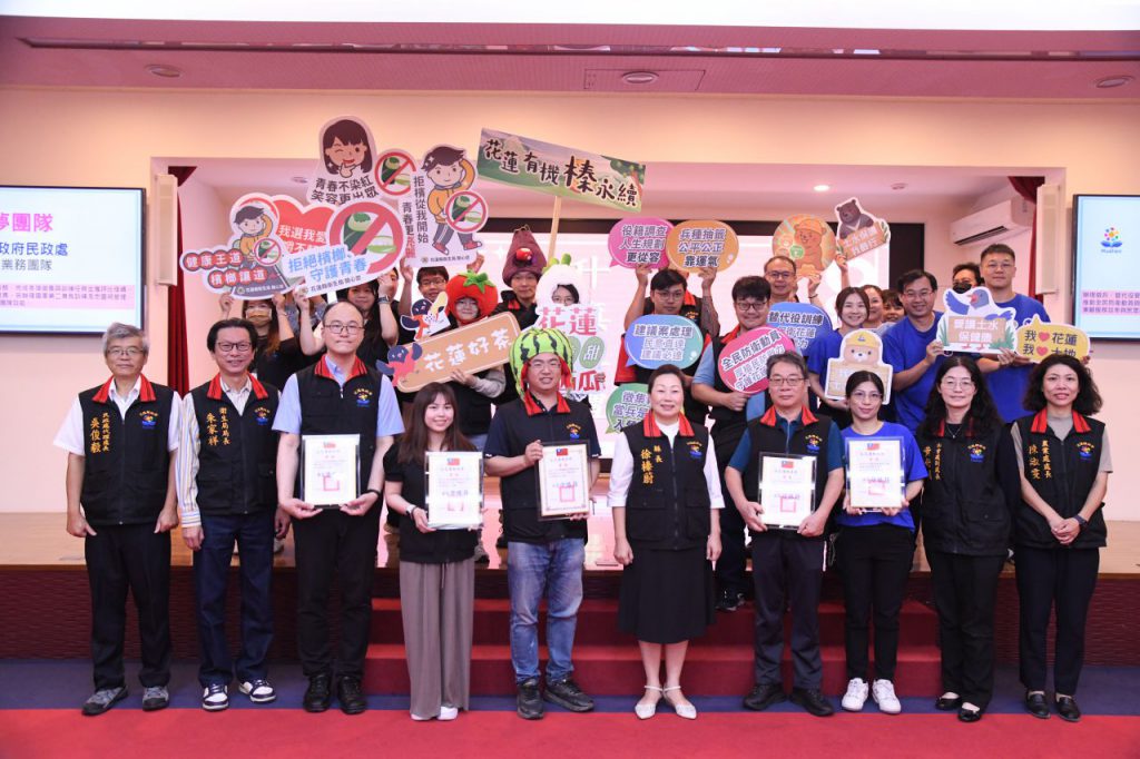 花蓮縣政府5月份升旗典禮　表揚業務達人與圓夢團隊插图1