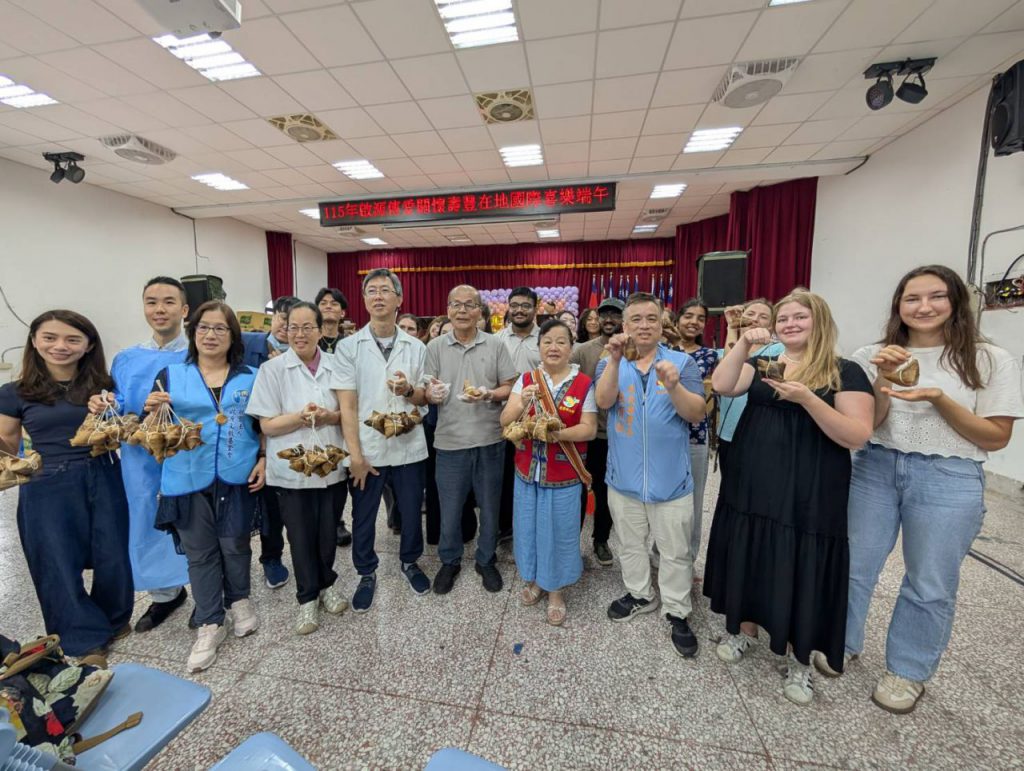 端午送暖跨國傳愛    壽豐攜手基金會與國際學生   包粽關懷弱勢插图2