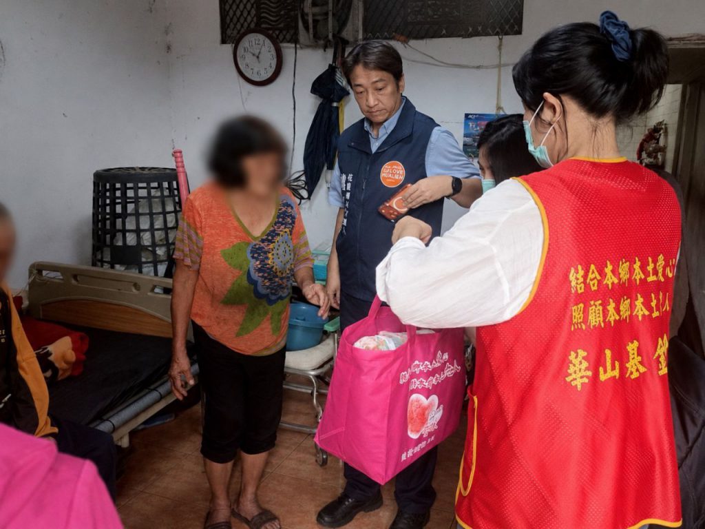 粽香傳愛到新城     華山攜手魏嘉賢     深入巷弄關懷獨居長輩插图