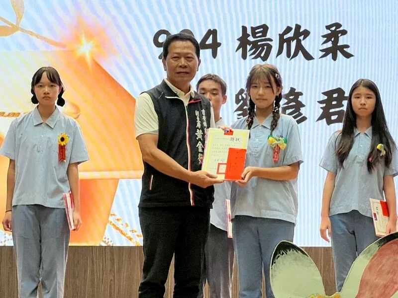黃金發受邀宜昌國中畢業典禮  頒發菁英獎插图