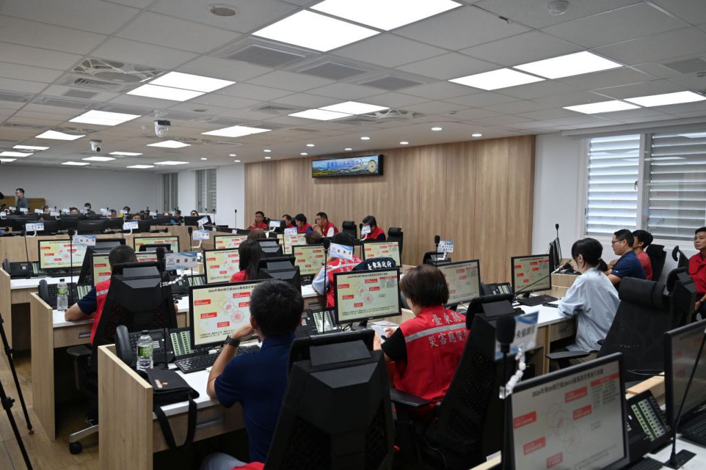 因應中颱風巴威 縣長饒慶鈴視察災害應變中心 指示全力做好防災應變插图1 因應中颱風巴威 縣長饒慶鈴視察災害應變中心 指示全力做好防災應變插图1