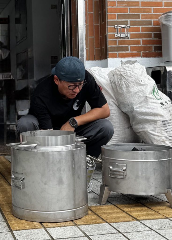 八大電視外景節目《詹姆士出走料理》探訪泰源監獄     驚艷「悶雞桶」鐵工技藝     妙手料理星級桶仔雞美食插图