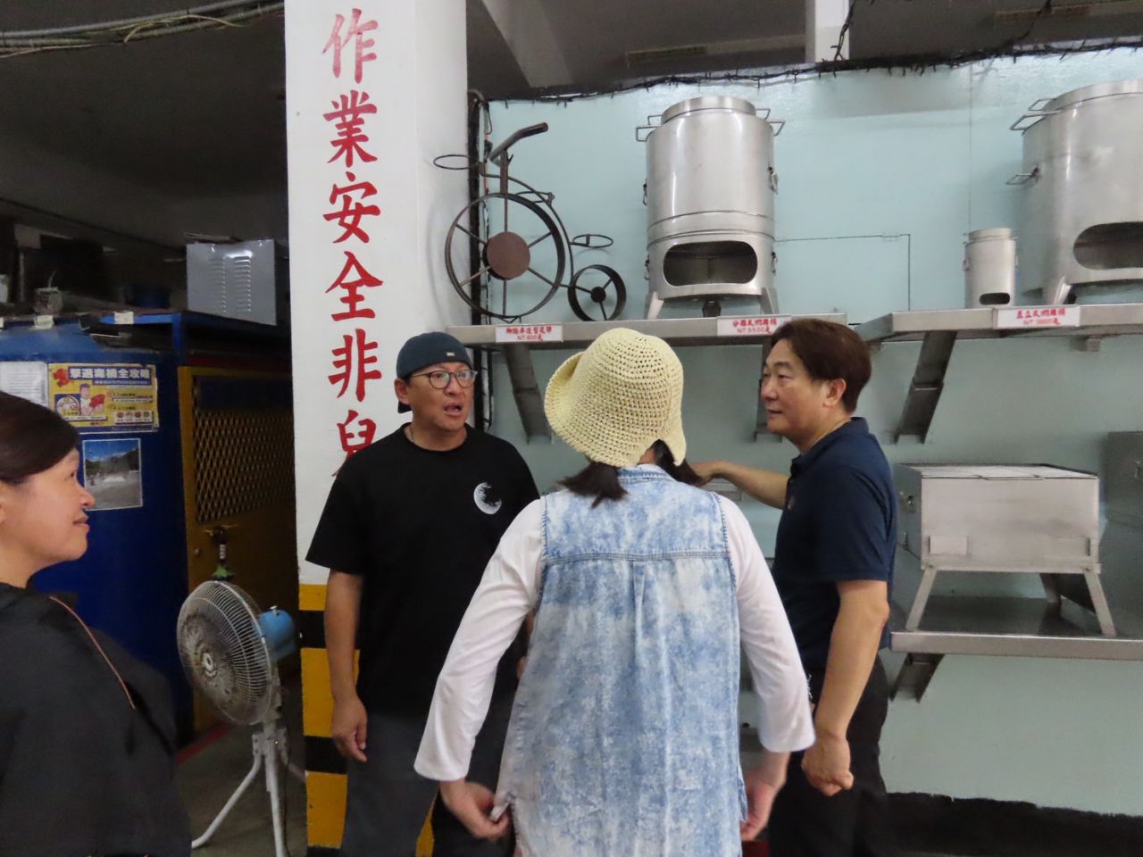 八大電視外景節目《詹姆士出走料理》探訪泰源監獄     驚艷「悶雞桶」鐵工技藝     妙手料理星級桶仔雞美食缩略图