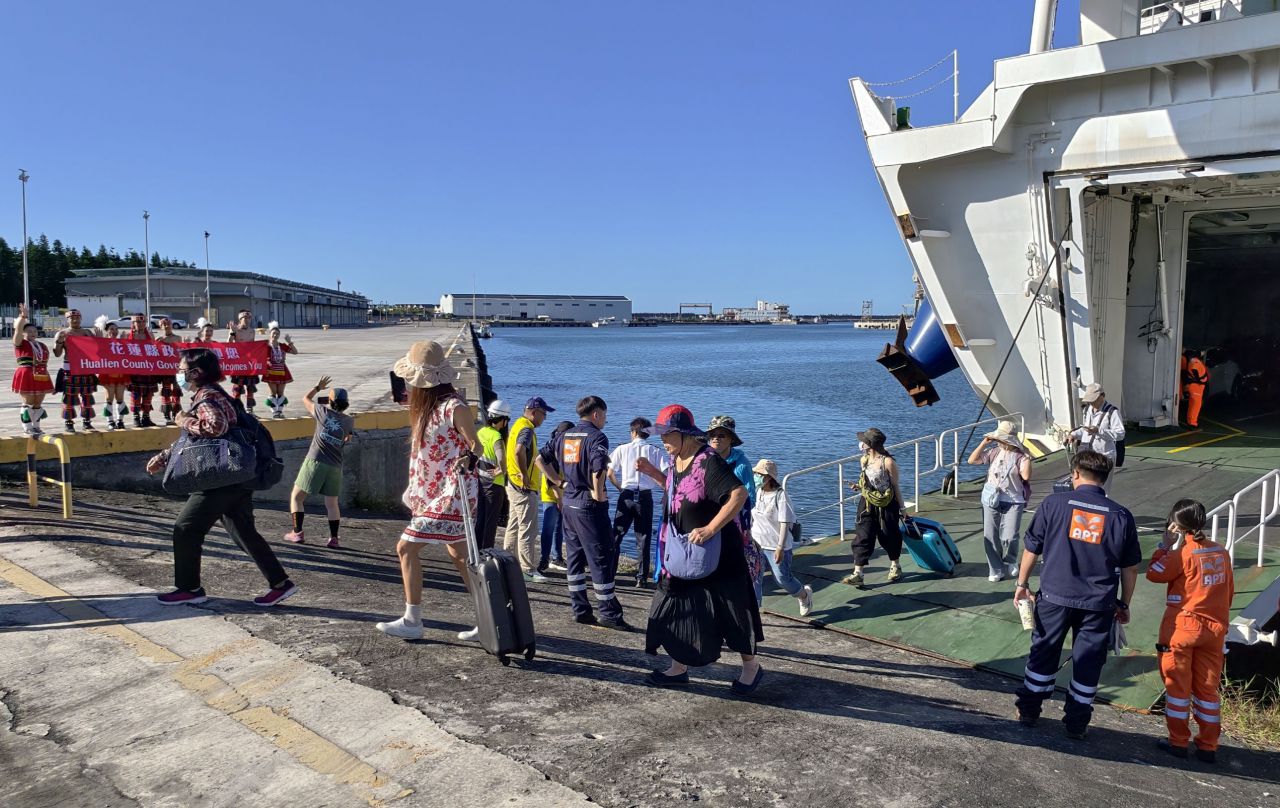 新臺馬輪載近350名旅客抵花    藍色公路啟航揭開花蓮暑期觀光序幕缩略图