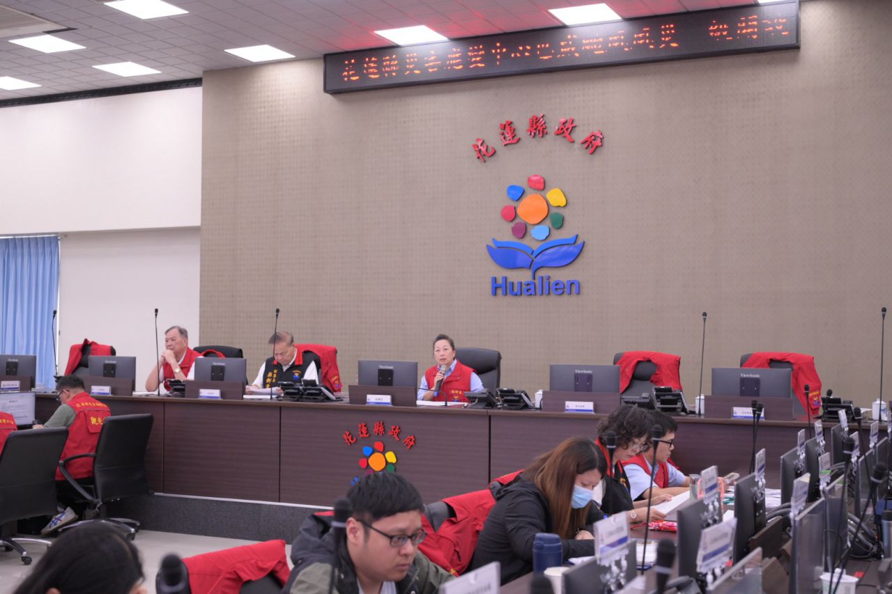 巴威陸警    縣長徐榛蔚主持應變會議    落實萬里溪堰塞湖警戒區強制撤離作業及防颱準備缩略图