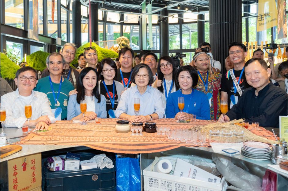 蔡英文前總統參訪2026臺東博覽會　饒慶鈴陪同走訪未來超市及熱氣球館缩略图