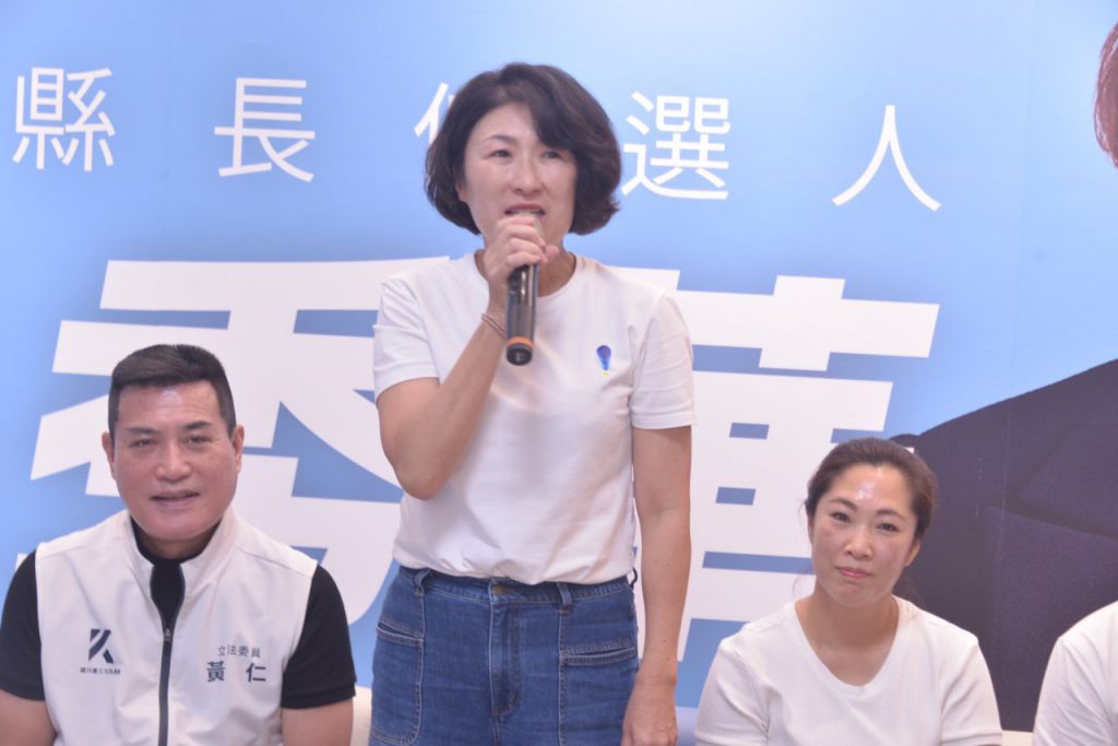 臺東縣長候選人吳秀華競選團隊亮相　饒慶鈴擁抱送「凍蒜」、黃健庭隔海力挺插图1