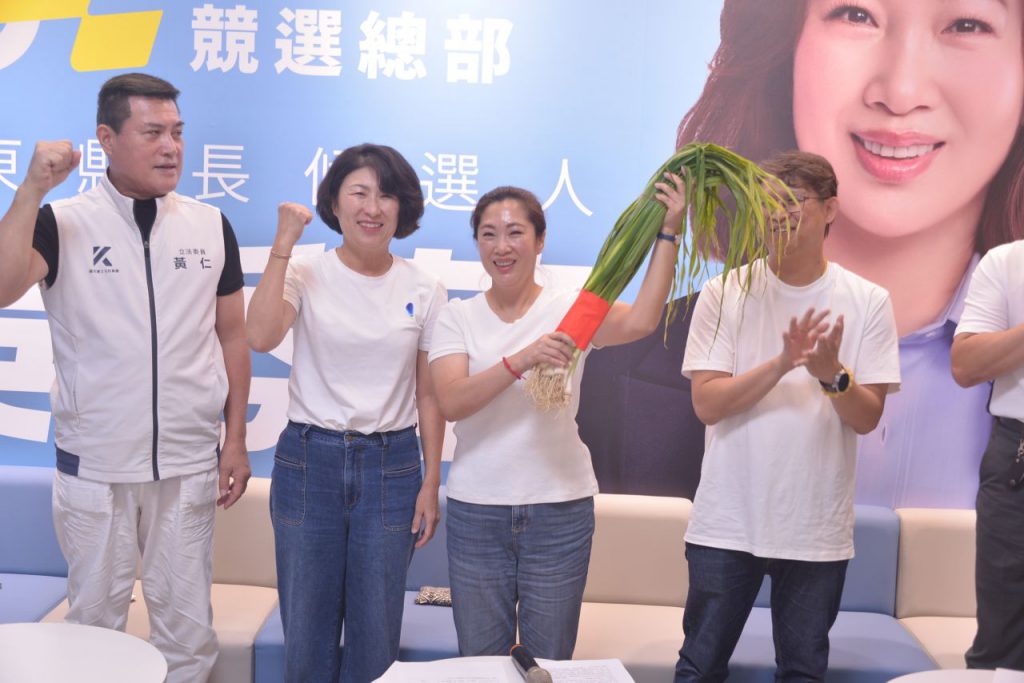 臺東縣長候選人吳秀華競選團隊亮相　饒慶鈴擁抱送「凍蒜」、黃健庭隔海力挺插图3