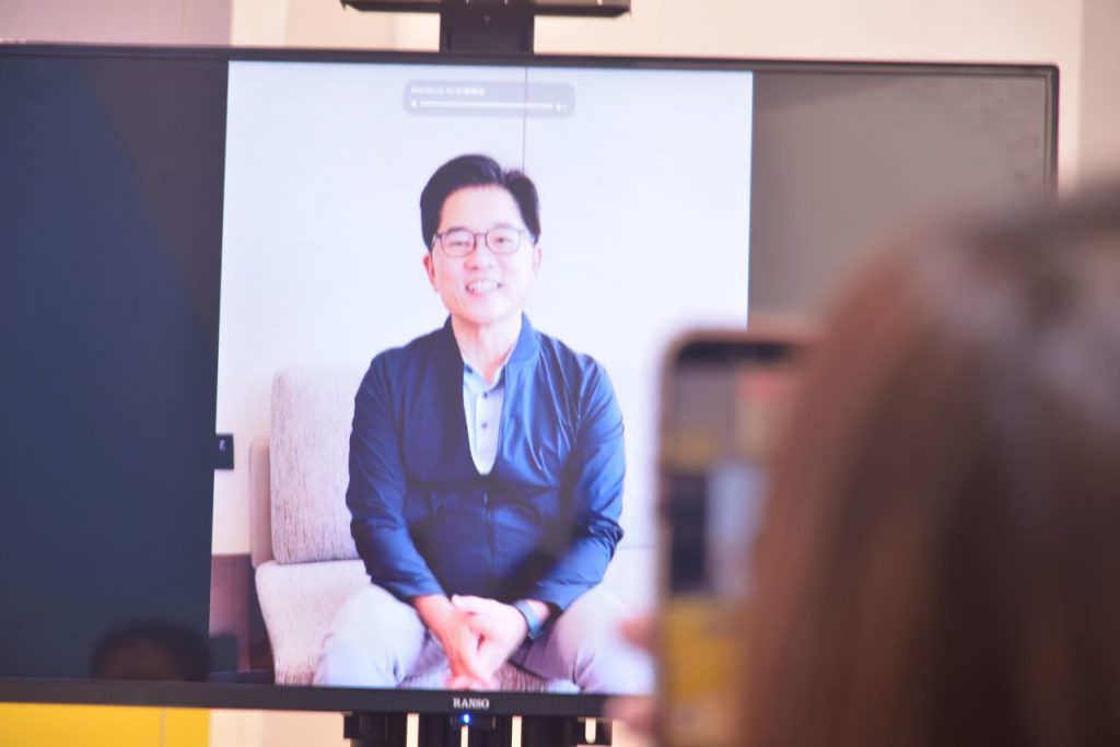 臺東縣長候選人吳秀華競選團隊亮相　饒慶鈴擁抱送「凍蒜」、黃健庭隔海力挺插图2