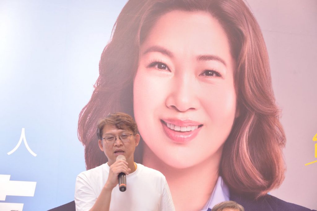 臺東縣長候選人吳秀華競選團隊亮相　饒慶鈴擁抱送「凍蒜」、黃健庭隔海力挺插图6