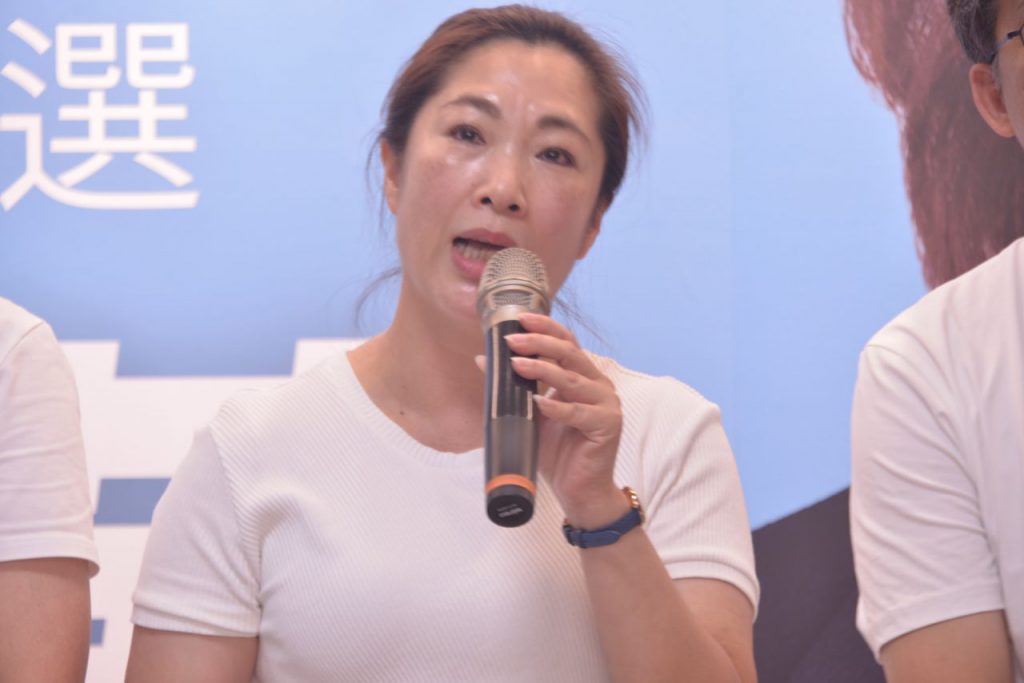 臺東縣長候選人吳秀華競選團隊亮相　饒慶鈴擁抱送「凍蒜」、黃健庭隔海力挺插图