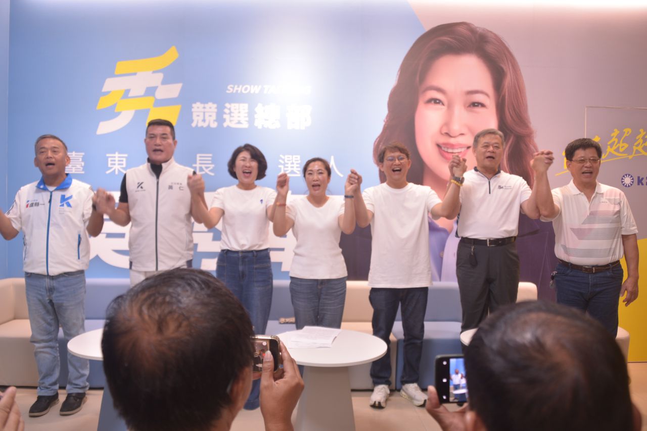 臺東縣長候選人吳秀華競選團隊亮相　饒慶鈴擁抱送「凍蒜」、黃健庭隔海力挺