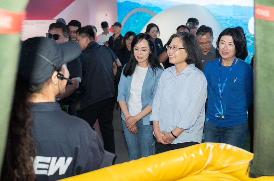 蔡英文前總統參訪2026臺東博覽會 饒慶鈴陪同走訪未來超市及熱氣球館插图 蔡英文前總統參訪2026臺東博覽會 饒慶鈴陪同走訪未來超市及熱氣球館插图