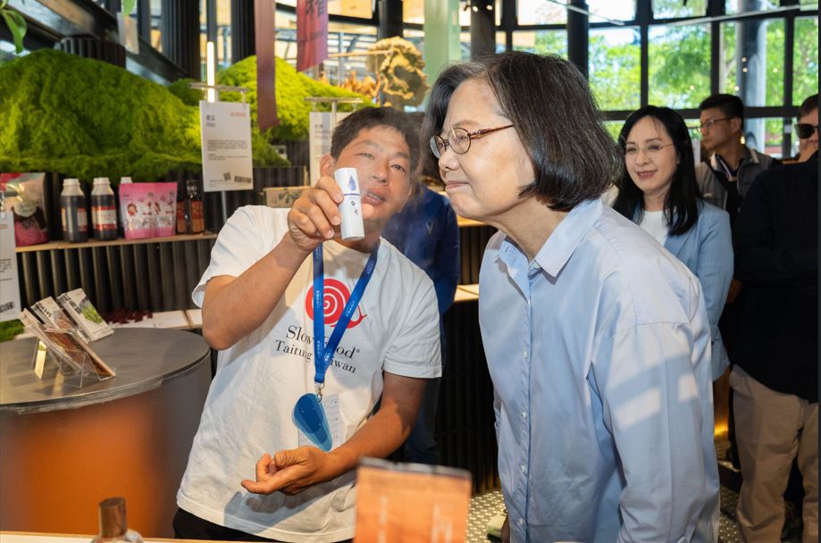 蔡英文前總統參訪2026臺東博覽會 饒慶鈴陪同走訪未來超市及熱氣球館插图1 蔡英文前總統參訪2026臺東博覽會 饒慶鈴陪同走訪未來超市及熱氣球館插图1