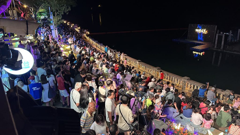 2026花蓮FUN暑假     加碼火舞首場演出吸引大批人潮    鯉魚潭夏夜再掀熱潮    邀請民眾把握最後兩場精彩演出插图1