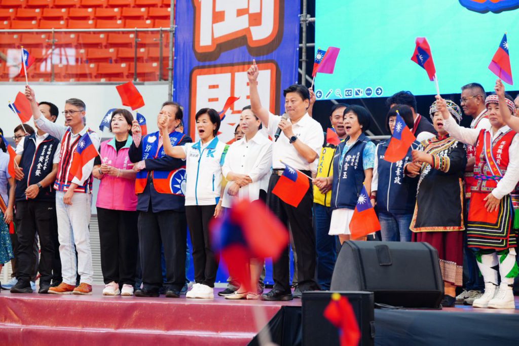 國民黨花蓮萬人團結大   蔣萬安授旗力挺「唯一正藍」游淑貞    五合一全壘打插图4