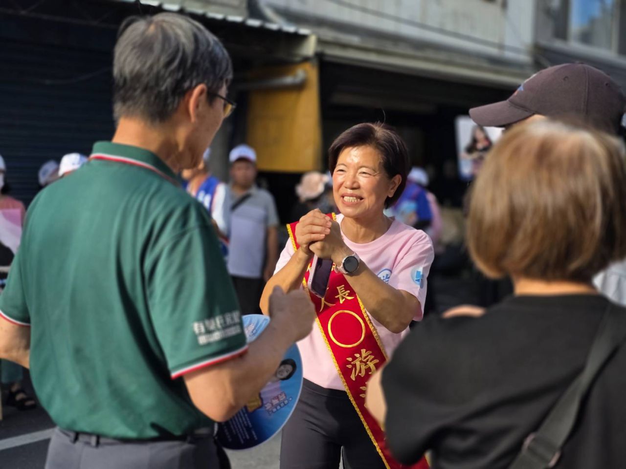 游淑貞再進新城鄉緊握鄉親雙手缩略图