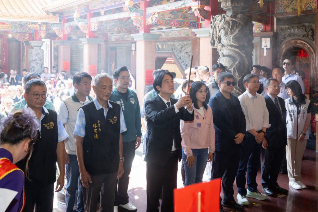 陳瑩陪同賴清德總統參拜台東天后宮   答應總統「三個承諾」插图1