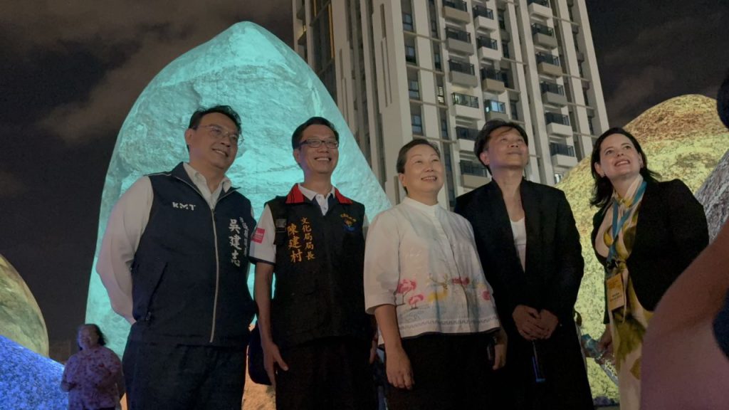 看見石頭在呼吸 澳洲團隊打造巨石陣互動裝置藝術 日出大道夢幻登場插图1 看見石頭在呼吸 澳洲團隊打造巨石陣互動裝置藝術 日出大道夢幻登場插图1