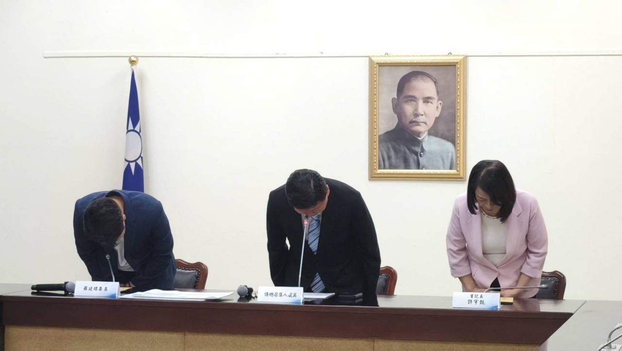 總統府棄單    國民黨團接單    傅崐萁鞠躬道歉    同時暖心採購花蓮弱勢禮盒缩略图