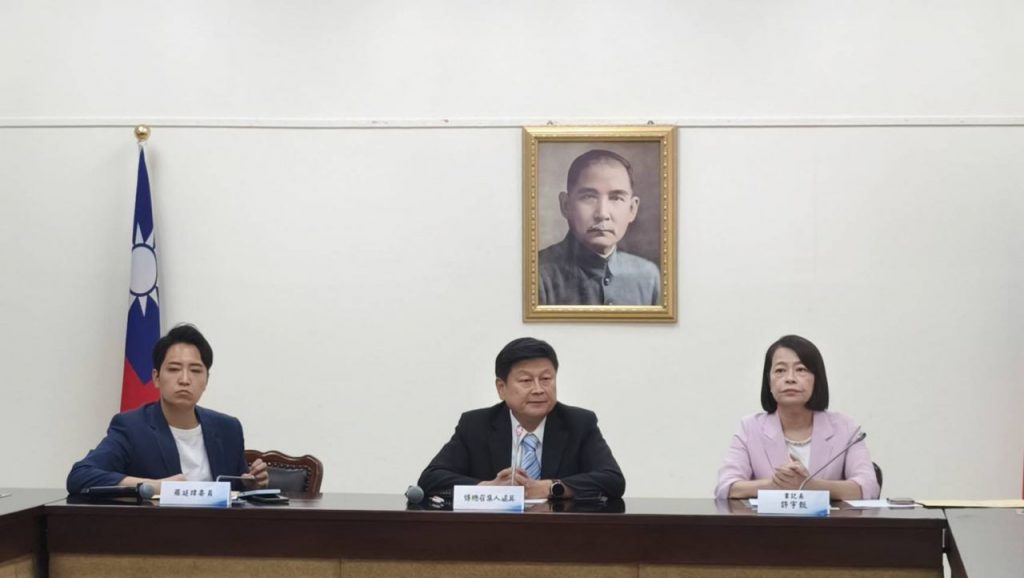 總統府棄單    國民黨團接單    傅崐萁鞠躬道歉    同時暖心採購花蓮弱勢禮盒插图