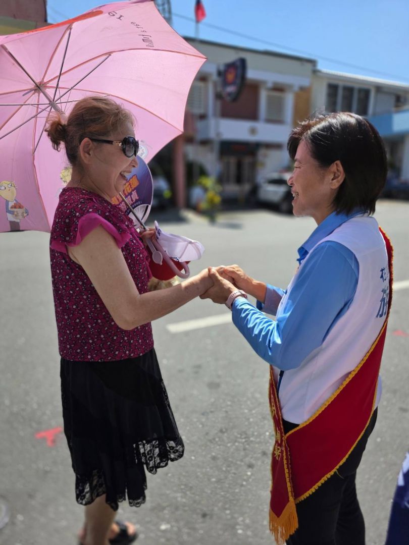 游淑貞走進富里農村、部落、廟埕與民眾搏感情