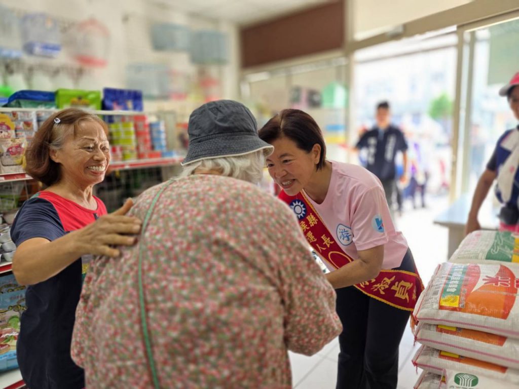 游淑貞再進新城鄉緊握鄉親雙手插图 游淑貞再進新城鄉緊握鄉親雙手插图