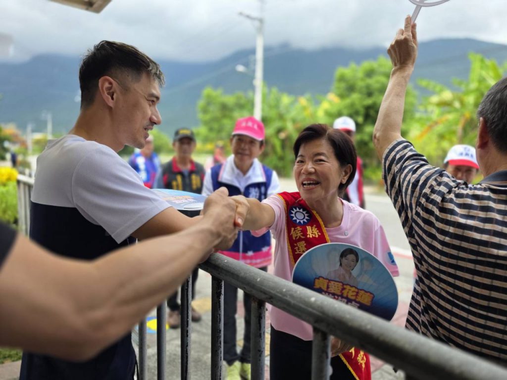游淑貞再進新城鄉緊握鄉親雙手插图1 游淑貞再進新城鄉緊握鄉親雙手插图1