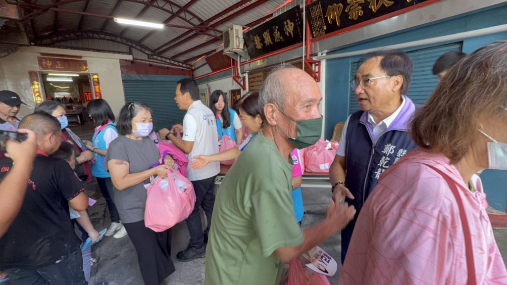 吉安慶天宮發行善送物資 縣議員鄭乾龍協助發放 體貼老大人插图2 吉安慶天宮發行善送物資 縣議員鄭乾龍協助發放 體貼老大人插图2