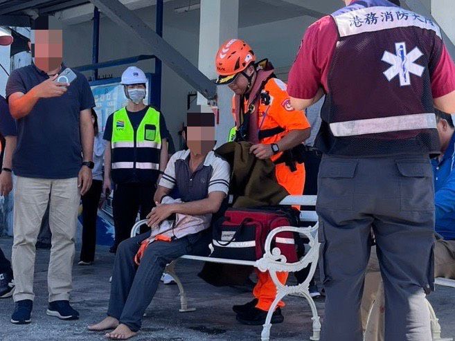 花蓮港紅燈塔4男施工落海　海巡成功救援上岸插图1