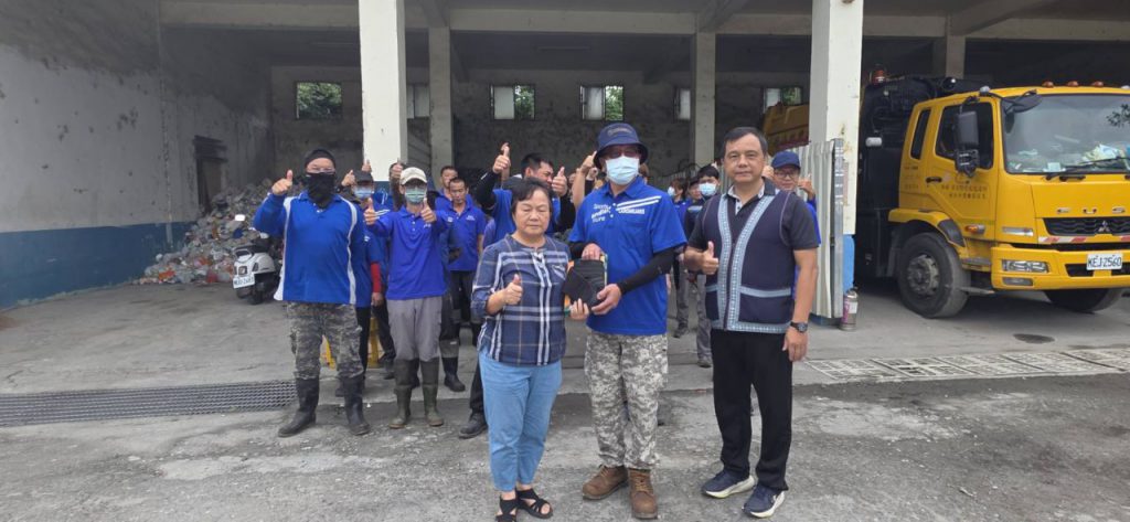 曾淑懿贈送護腰帶  清潔隊員出工前必備護腰利器插图1