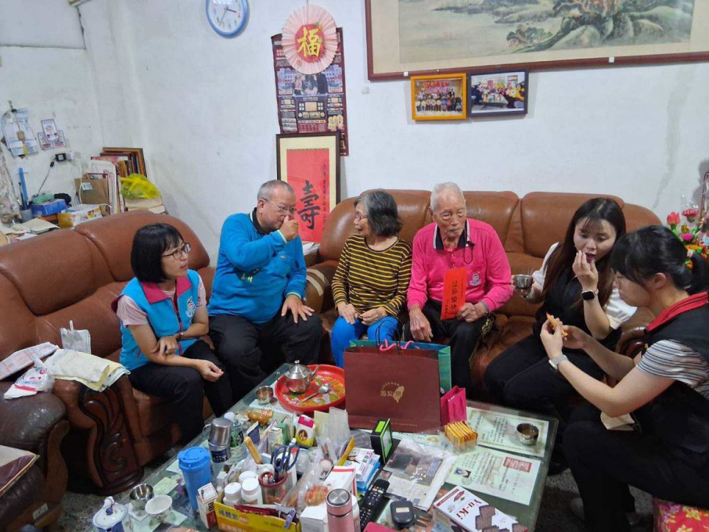 重陽敬老不缺席 縣鄉協力關懷百歲人瑞 營造高齡友善環境插图2 重陽敬老不缺席 縣鄉協力關懷百歲人瑞 營造高齡友善環境插图2