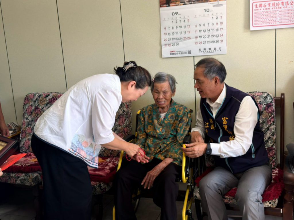 百歲人瑞 親情暖滿堂 縣長徐榛蔚及鄉長江東成到府祝賀,插图1 百歲人瑞 親情暖滿堂 縣長徐榛蔚及鄉長江東成到府祝賀,插图1