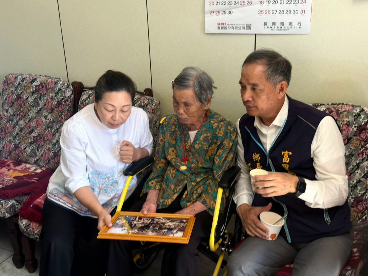 百歲人瑞 親情暖滿堂　縣長徐榛蔚及鄉長江東成到府祝賀，缩略图