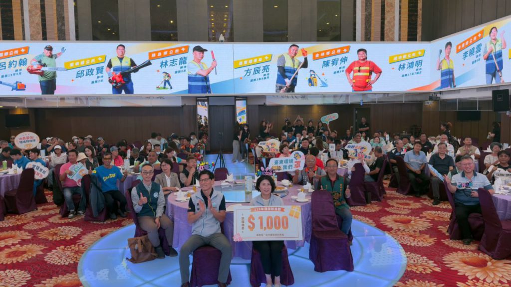 頒獎表揚績優清潔隊員    饒慶鈴宣布加碼全縣清潔隊員每人千元獎勵插图